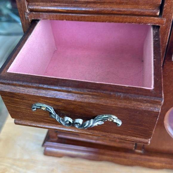 Vintage Jewelry Box in Good Condition one missing little knob at bottom - Picture 6 of 10